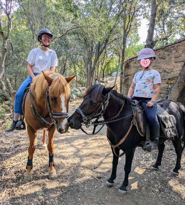 balade a cheval maman et fille en corse