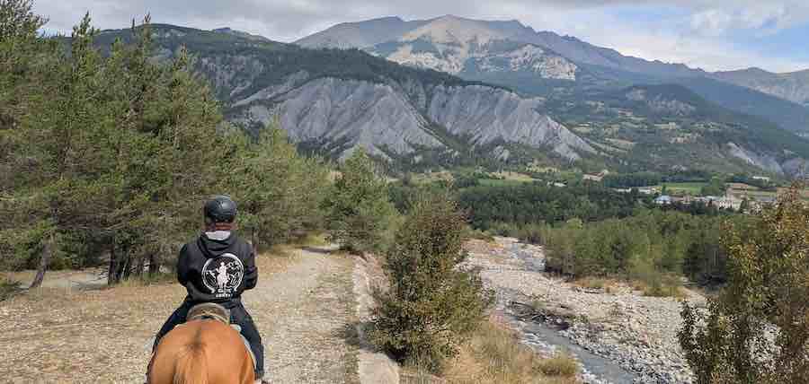 Balade à cheval Barcelonnette : entre forêt, torrent et montagnes